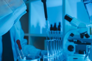 Klinik laboratuarında çalışan araştırmacılar, laboratuvarda çalışan bilim adamları, bilim, kimyagerler aşı geliştirme projesi üzerinde çalışıyorlar.