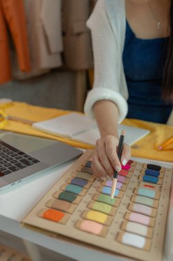 İşteki güzel bayan terzi, tasarım stüdyosundaki güzel bayan tasarımcı, moda tasarımcısının ekin manzarası, terzi atölyesindeki kadın, atölyedeki giyim tasarımcısı..