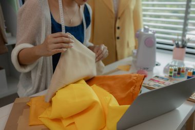 Atölyede dikiş malzemeleri kullanan kadın moda tasarımcısı, kumaş atölyesinde çalışan genç bir kadının portresi, atölyesinde çalışan genç bir terzi manzarası.
