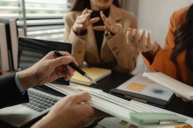 Bir grup çalışan, şirketin ürünlerinin satışını arttırmak için beyin fırtınası yapıyor iş adamları sunumlarını, takım çalışmalarını, beyin fırtınalarını, şirket çalışmalarını geliştirmeye çalışıyorlar.