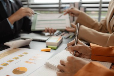 Birkaç çalışan bir şirkette birlikte çalışıyor, bir grup iş adamı birlikte oturup çalışmanın içeriği hakkında fikir alışverişinde bulunuyor, iş arkadaşları ofiste birlikte plan yapıyor.