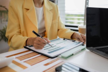 Ofis toplantısında iş finans analizi üzerinde birlikte çalışan iki meşgul profesyonel yönetici şirket müşterisine danışmanlık yapan iki profesyonel yönetici.