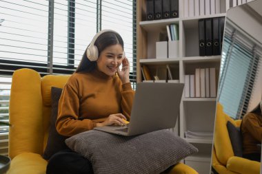 Sabah mutlu ve rahat bir şekilde evde, evinde dinlenen genç bir kadın, odasında dinlenen bir kız, hayatın tadını çıkar, dinlenme, rahatlama, refah, yaşam tarzı.,