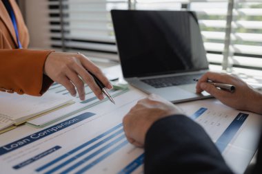 Ofis çalışanları bir şirkette birlikte çalışıyor, işadamları oturmuş ortak projeleri hakkında görüşüyor, iki çalışan ofiste beyin fırtınası yapıyor, masada bir sürü evrak işi var.