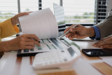 Ofis toplantısında iş finans analizi üzerinde birlikte çalışan iki meşgul profesyonel yönetici şirket müşterisine danışmanlık yapan iki profesyonel yönetici.