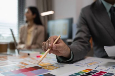 Mobil telefon uygulaması ve geliştirme şablonu düzeni, UI geliştirmesi için web sitesi uygulaması çizimi, yaratıcı ofisteki ux ui projesi üzerinde çalışan tasarım ekibi, yaratıcı web takımı