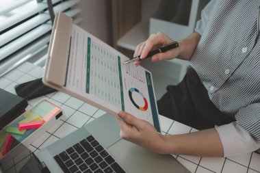 Stüdyoda dizüstü bilgisayarda çalışan bir iş kadını, bir ofiste dijital tablet ve dizüstü bilgisayar üzerinde çalışan bir iş adamı, işletme finans analizi üzerinde çalışan meşgul bir yönetici.