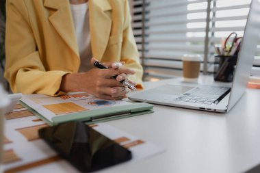 İşletme işadamlarının yoğun pazarlama alanında çalışması, iş adamı, iş kadını ve yeni başlayan reklam şirketinde çalışanlar, modern ofiste iş ortakları buluşması.