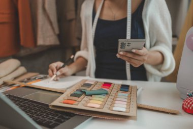 Stüdyo mankeni moda kıyafetler, terzi, terzi atölyesi, dikiş atölyesi, profesyonel terzi takım elbise tasarımcısı, giysi, kumaş, terzi için ölçü alıyor.