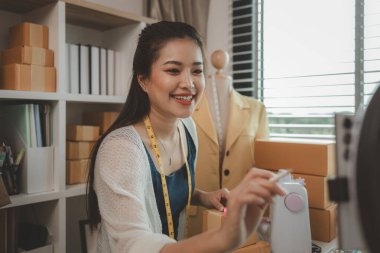 Güzel bir terzi, gelirini arttırmak ve müşterilerle tanışmadan doğrudan iletişim kurmak için ürünlerini internette satıyor.