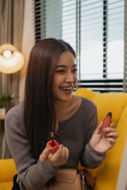 Güzel bir kadın erkek arkadaşıyla film izlemek için evden çıkmaya hazırlanıyor. Güzel bir kadın kendisine bakmaktan mutlu olur. Makyaj, saç şekillendirme, cilt bakımı, saç bakımı...