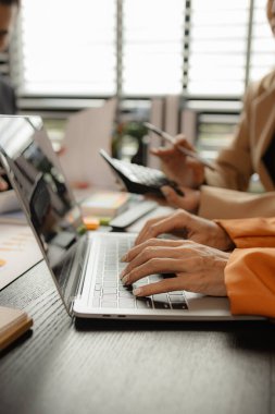 Birkaç çalışan bir şirkette birlikte çalışıyor, bir grup iş adamı birlikte oturup çalışmanın içeriği hakkında fikir alışverişinde bulunuyor, iş arkadaşları ofiste birlikte plan yapıyor.