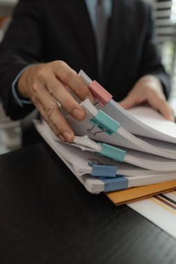 Bir grup iş adamı ofislerinde birlikte oturuyorlar, şirketin çalışanları birlikte çalışıyorlar, departmanda, iş yerinde, iş arkadaşlarında, toplantılarda, beyin fırtınalarında sorunları çözmek için.