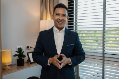 Kameraya bakan ve modern ofiste gülümseyen başarılı iş adamının portresi, kameraya bakan kendine güvenen iş adamı, mutlu orta yaşlı girişimci.