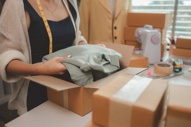 Güzel bir terzi, gelirini arttırmak ve müşterilerle tanışmadan doğrudan iletişim kurmak için ürünlerini internette satıyor.