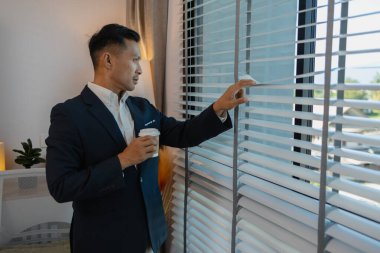 Ofiste dinlenen iş adamı, sakin iş adamı özel işyerinde rahatına bakıyor. Mola veriyor. Mutlu, rahat genç, Asyalı iş adamı işini bitirdikten sonra dinleniyor.