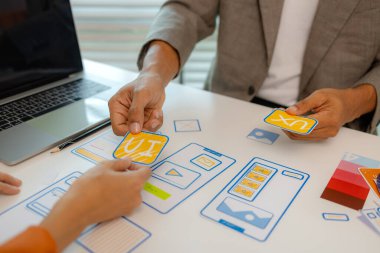 Mobil uygulama, kullanıcı arayüzü ve deneyim konsepti için arayüz oluşturma süreci, ux, ui, ux geliştirici ve ui tasarımcı, yaratıcı dijital geliştirme ajansı