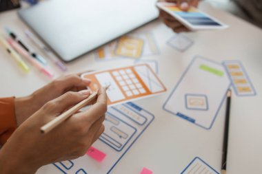 Mobil uygulama, kullanıcı arayüzü ve deneyim konsepti için arayüz oluşturma süreci, ux, ui, ux geliştirici ve ui tasarımcı, yaratıcı dijital geliştirme ajansı