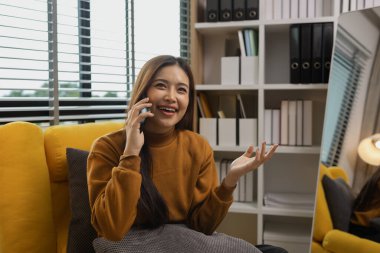 Sabah mutlu ve rahat bir şekilde evde, evinde dinlenen genç bir kadın, odasında dinlenen bir kız, hayatın tadını çıkar, dinlenme, rahatlama, refah, yaşam tarzı.,