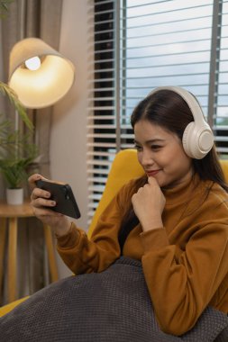 Sabah mutlu ve rahat bir şekilde evde, evinde dinlenen genç bir kadın, odasında dinlenen bir kız, hayatın tadını çıkar, dinlenme, rahatlama, refah, yaşam tarzı.,