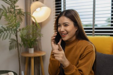 Sabah mutlu ve rahat bir şekilde evde, evinde dinlenen genç bir kadın, odasında dinlenen bir kız, hayatın tadını çıkar, dinlenme, rahatlama, refah, yaşam tarzı.,