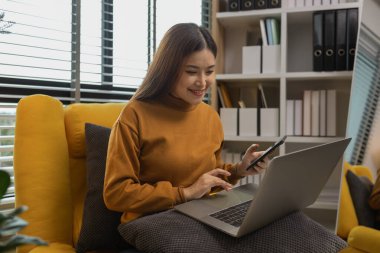 Sabah mutlu ve rahat bir şekilde evde, evinde dinlenen genç bir kadın, odasında dinlenen bir kız, hayatın tadını çıkar, dinlenme, rahatlama, refah, yaşam tarzı.,