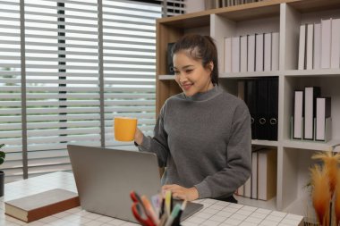 Ofiste dizüstü bilgisayarda çalışan mutlu bir kadın, ev bilgisayarını kullanan bir girişimci, evden çalışan olgun bir iş kadını, tecrit döneminde çalışan güzel bir şirket sahibi.