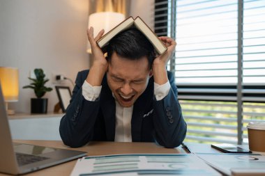 Burnout kariyerini öldürüyor, iş yerinde iş adamı stresli, ofiste yorgun, baş ağrısı ve yorgun işadamı, borç krizi ve göz yorgunluğu sorunu yaşıyor.