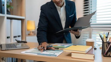 Yakışıklı işadamı imajı ofiste çalışıyor, neşeli iş adamı profesyonel işadamı ofis masasında otururken, muhasebeci, pazarlama, çalışan ofiste yalnız çalışıyor.