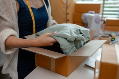 Güzel bir terzi, gelirini arttırmak ve müşterilerle tanışmadan doğrudan iletişim kurmak için ürünlerini internette satıyor.