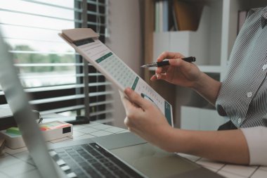 Stüdyoda dizüstü bilgisayarda çalışan bir iş kadını, bir ofiste dijital tablet ve dizüstü bilgisayar üzerinde çalışan bir iş adamı, işletme finans analizi üzerinde çalışan meşgul bir yönetici.