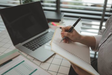 Stüdyoda dizüstü bilgisayarda çalışan bir iş kadını, bir ofiste dijital tablet ve dizüstü bilgisayar üzerinde çalışan bir iş adamı, işletme finans analizi üzerinde çalışan meşgul bir yönetici.
