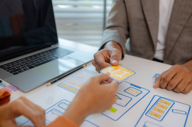 Mobil uygulama, kullanıcı arayüzü ve deneyim konsepti için arayüz oluşturma süreci, ux, ui, ux geliştirici ve ui tasarımcı, yaratıcı dijital geliştirme ajansı