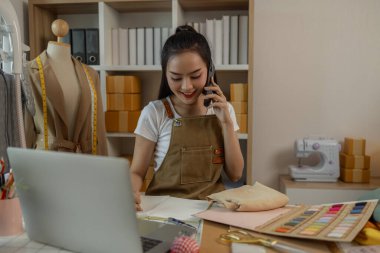 Güzel bir kadın terzi, müşteriye danışmanlık yapar ve bir anlaşma yapmak için müşterinin giyim tarzının müşterinin ihtiyaçlarına, tasarımcısına, girişimcisine, dikiş dikişine uygun olduğuna karar verir.