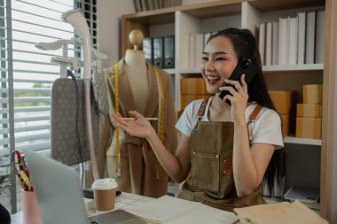 Güzel bir kadın terzi, müşteriye danışmanlık yapar ve bir anlaşma yapmak için müşterinin giyim tarzının müşterinin ihtiyaçlarına, tasarımcısına, girişimcisine, dikiş dikişine uygun olduğuna karar verir.