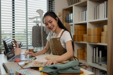 Güzel bir kadın terzi, müşteriye danışmanlık yapar ve bir anlaşma yapmak için müşterinin giyim tarzının müşterinin ihtiyaçlarına, tasarımcısına, girişimcisine, dikiş dikişine uygun olduğuna karar verir.