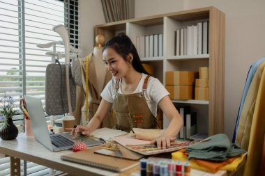 Güzel bir kadın terzi, müşteriye danışmanlık yapar ve bir anlaşma yapmak için müşterinin giyim tarzının müşterinin ihtiyaçlarına, tasarımcısına, girişimcisine, dikiş dikişine uygun olduğuna karar verir.