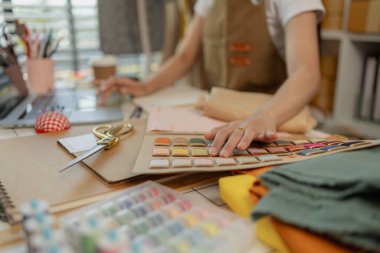 Güzel bir kadın terzi, müşteriye danışmanlık yapar ve bir anlaşma yapmak için müşterinin giyim tarzının müşterinin ihtiyaçlarına, tasarımcısına, girişimcisine, dikiş dikişine uygun olduğuna karar verir.