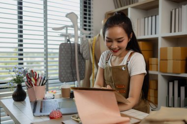 Güzel bir kadın terzi, müşteriye danışmanlık yapar ve bir anlaşma yapmak için müşterinin giyim tarzının müşterinin ihtiyaçlarına, tasarımcısına, girişimcisine, dikiş dikişine uygun olduğuna karar verir.