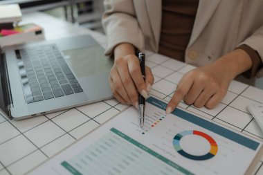 İş yerindeki iş kadınlarıyla evrak işleri, bilgisayar, veri ve belgelerle ilgili raporlar ve raporlar. Rapor üzerinde çalışan kadın personel ya da internet evrakları üzerinde çalışan işadamı