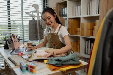 Güzel bir kadın terzi, müşteriye danışmanlık yapar ve bir anlaşma yapmak için müşterinin giyim tarzının müşterinin ihtiyaçlarına, tasarımcısına, girişimcisine, dikiş dikişine uygun olduğuna karar verir.