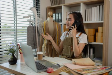 Güzel bir kadın terzi, müşteriye danışmanlık yapar ve bir anlaşma yapmak için müşterinin giyim tarzının müşterinin ihtiyaçlarına, tasarımcısına, girişimcisine, dikiş dikişine uygun olduğuna karar verir.