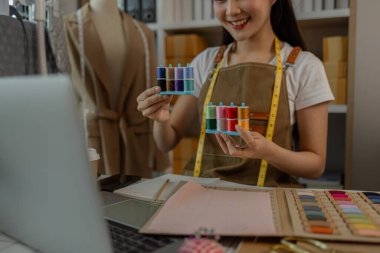 Güzel bir kadın terzi, müşteriye danışmanlık yapar ve bir anlaşma yapmak için müşterinin giyim tarzının müşterinin ihtiyaçlarına, tasarımcısına, girişimcisine, dikiş dikişine uygun olduğuna karar verir.