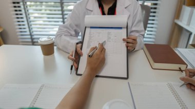 Üç doktor yeni bilgi ve bilgi alışverişi için bir araya geliyor. Birbirleriyle tıp seminerleri düzenliyorlar. Kıdemli bir doktor bilgi ve bilgiyi paylaşıyor.