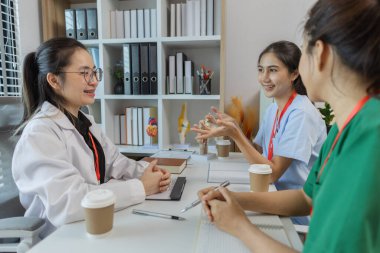 Üç doktor yeni bilgi ve bilgi alışverişi için bir araya geliyor. Birbirleriyle tıp seminerleri düzenliyorlar. Kıdemli bir doktor bilgi ve bilgiyi paylaşıyor.