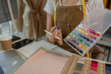 Güzel bir kadın terzi, müşteriye danışmanlık yapar ve bir anlaşma yapmak için müşterinin giyim tarzının müşterinin ihtiyaçlarına, tasarımcısına, girişimcisine, dikiş dikişine uygun olduğuna karar verir.