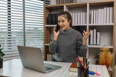 Ofiste dizüstü bilgisayarda çalışan mutlu bir kadın, ev bilgisayarını kullanan bir girişimci, evden çalışan olgun bir iş kadını, tecrit döneminde çalışan güzel bir şirket sahibi.