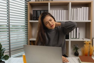 Bir iş kadını, vücudu ciddi şekilde ağrıyana kadar, uzun süre iş yerinde, evinde oturuyordu. Vücut uzun süre, acı, yorgunluk ve hastalıkla uğraşırken sakatlandı.