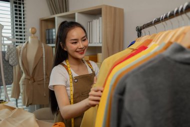 Güzel bir kadın terzi, müşteriye danışmanlık yapar ve bir anlaşma yapmak için müşterinin giyim tarzının müşterinin ihtiyaçlarına, tasarımcısına, girişimcisine, dikiş dikişine uygun olduğuna karar verir.