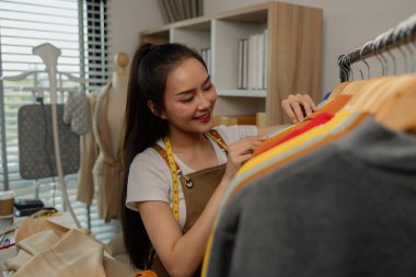 Güzel bir kadın terzi, müşteriye danışmanlık yapar ve bir anlaşma yapmak için müşterinin giyim tarzının müşterinin ihtiyaçlarına, tasarımcısına, girişimcisine, dikiş dikişine uygun olduğuna karar verir.